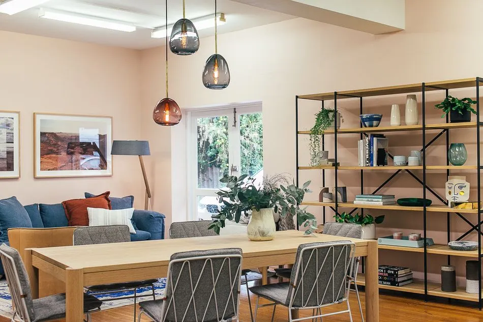 Warm en kleurrijk ingerichte woonkamer met eettafel